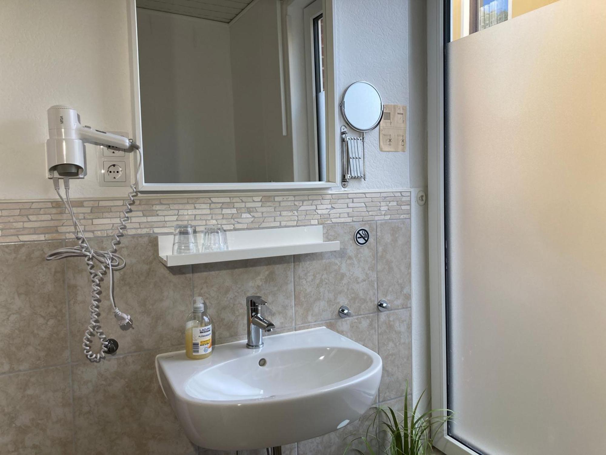 Haus Krabbe, Doppelzimmer 4, Fuer 1-2 Personen, Doppelbett, Ohne Kueche, Zentral Gelegen, Am Elbe-Weser-Radweg Mit Fahrradunterstellmoeglichkeit, Auch Fuer E-Bikes, Ideal Fuer Kurzaufenthalte, Smart-Tv 42 Zoll, Kostenfreier Parkplatz, Wremen Exterior foto